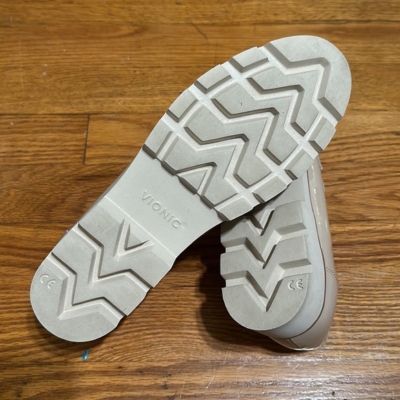 Vionic Cheryl Tan Women's Slip On Loafer Patent Leather Size 6 - Picture 2 of 5